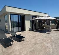 Ksamil – luxusné zariadené apartmány v Maledivách Európy - Rekreačný apartmán v Ksamil s terasou, lehátkami a záhradným altánkom pre oddych.