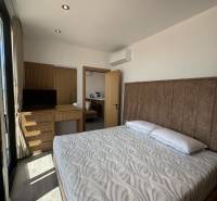 Ksamil – luxusné zariadené apartmány v Maledivách Európy - Spálňa v Rekreačnom apartmáne s manželskou posteľou, vstavanou skriňou a klimatizáciou.