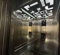 Ksamil – luxusné zariadené apartmány v Maledivách Európy - Interiér výťahu s moderným osvetlením a zrkadlami v Rekreačnom apartmáne.