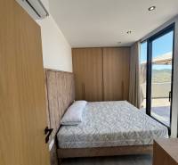 Ksamil – luxusné zariadené apartmány v Maledivách Európy - Spálňa v Rekreačnom apartmáne s pohodlnou posteľou, vkusným zariadením a balkónom.