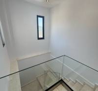 Ksamil – luxusné zariadené apartmány v Maledivách Európy - Schodisko v Rekreačnom apartmáne s veľkým skleneným zábradlím a úzkym oknom.