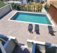 Ksamil – luxusné zariadené apartmány v Maledivách Európy - Rekreačný apartmán v Ksamil s bazénom a lehátkami na slnečnej terase.