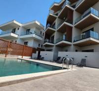 Ksamil – luxusné zariadené apartmány v Maledivách Európy - Rekreačný apartmán v Ksamile s bazénom a veľkou terasou na relax.