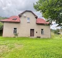 Predaj pôvodného charizmatického domu v Makove - Rodinný dom v Centre, Makov, obklopený trávnatým pozemkom so stromami.
