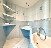 - EXKLUZÍVNE - PREDAJ - 3,5 IZBOVÝ BYT - LEVICE - Kúpeľňa so svetlomodrými kachličkami, vaňou a umývadlom v 4-izbovom byte.