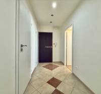 - EXKLUZÍVNE - PREDAJ - 3,5 IZBOVÝ BYT - LEVICE - Chodba so vstupnými dverami a dlažbou v 4-izbovom byte.