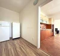 - EXKLUZÍVNE - PREDAJ - 3,5 IZBOVÝ BYT - LEVICE - Kuchyňa v 4-izbovom byte s dverami vedúcimi do obývačky.