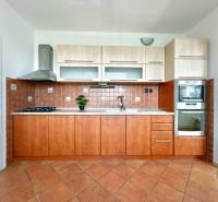 - EXKLUZÍVNE - PREDAJ - 3,5 IZBOVÝ BYT - LEVICE - Kuchynská linka s plynovým sporákom a vstavanou rúrou v 4-izbovom byte.