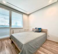 - EXKLUZÍVNE - PREDAJ - 3,5 IZBOVÝ BYT - LEVICE - Svetlá spálňa v 4-izbovom byte s laminátovou podlahou a jednoduchou posteľou.