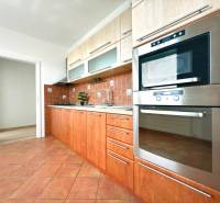- EXKLUZÍVNE - PREDAJ - 3,5 IZBOVÝ BYT - LEVICE - Kuchynská linka s rúrou a mikrovlnkou v 4-izbovom byte.