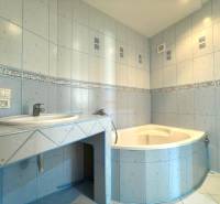 - EXKLUZÍVNE - PREDAJ - 3,5 IZBOVÝ BYT - LEVICE - Kúpeľňa so svetlomodrými obkladmi a rohovou vaňou v 4-izbovom byte.