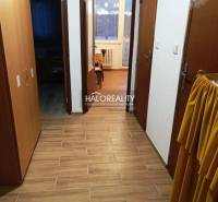 REZERVOVANÉ - Predaj, dvojizbový byt Spišské Vlachy ... - Chodba a 2-izbový byt s keramickou dlažbou, drevenými dverami a vstupom do miestností.