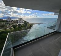  Albánsko, Sarandë – luxusné novostavby apartmánov v prvom rade - Výhľad z terasy rekreačného apartmánu v Sarandë na more a okolitú zelenú krajinu.