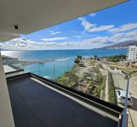  Albánsko, Sarandë – luxusné novostavby apartmánov v prvom rade - Výhľad z terasy rekreačného apartmánu v meste Sarandë na pobrežie a more.