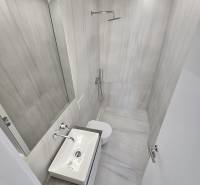  Albánsko, Sarandë – luxusné novostavby apartmánov v prvom rade - Kúpeľňa v Rekreačnom apartmáne so sprchovým kútom, umývadlom a toaletou.