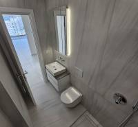  Albánsko, Sarandë – luxusné novostavby apartmánov v prvom rade - Kúpeľňa Rekreačného apartmánu s umývadlom, sprchou a vkusným osvetlením.