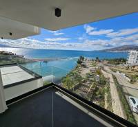 Albánsko, Sarandë – luxusné novostavby apartmánov v prvom rade - Balkón rekreačného apartmánu v Sarandë s výhľadom na more a pobrežnú krajinu.