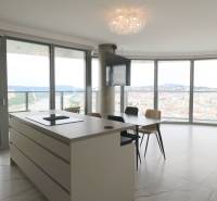 Prenájom luxusného 3 izbového bytu v objekte EUROVEA TOWER - Kuchyňa s ostrovčekom, jedálenským stolom a panoramatickým výhľadom v 3-izbovom byte.