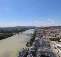 Prenájom luxusného 3 izbového bytu v objekte EUROVEA TOWER - Pohľad na rieku Dunaj a budovy v Bratislave - Starom Meste z Pribinovej ulice.