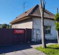 Starší dom neďaleko Slnečných jazier v obci Réca - Rodinný dom v Rece s klasickou šikmou strechou a jednoduchou fasádou na predaj.