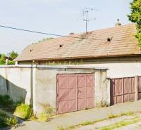 Starší dom neďaleko Slnečných jazier v obci Réca - Rodinný dom v Reci s garážou a staršou strechou.
