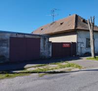 Starší dom neďaleko Slnečných jazier v obci Réca - Rodinný dom v meste Reca s garážou a spevnenou prístupovou cestou.