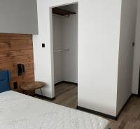 Na predaj krásny komplet prerobený, moderne zariadený 3-izb. byt v BnB - Interiér spálne s posteľou a vstavaným šatníkom v 3-izbovom byte.