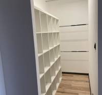 Na predaj krásny komplet prerobený, moderne zariadený 3-izb. byt v BnB - Vstavaný šatník s policovým systémom v 3-izbovom byte, svetlé drevené podlahy, biele steny.