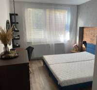 Na predaj krásny komplet prerobený, moderne zariadený 3-izb. byt v BnB - Svetlá spálňa v 3-izbovom byte s posteľou a drevenými detailmi.
