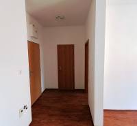 2 izbový byt na prenájom Vrútky, balkón - Čistá biela predsieň so vstupnými dverami v 2-izbovom byte.
