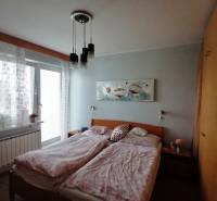 Rodinný dom na predaj Martin Priekopa, bezbarierový - Spálňa v rodinnom dome s dvojposteľou, skriňou a balkónovými dverami.