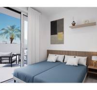 LOS ALCÁZARES -rekreačné apartmány s turistickou licenciou na prenájom - Spálňa rekreačného apartmánu s posteľami a prístupom na balkón s palmou.