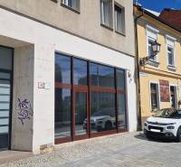 Obchodné priestory  v Starom Meste - Obchodné priestory na Konventnej ulici, Bratislava - Staré Mesto pri zaparkovanom aute.