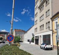 Obchodné priestory  v Starom Meste - Ulica Konventná v Bratislave - Starom Meste, obchodné priestory a dopravná značka.