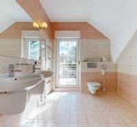 6-izbový rodinný dom s wellness a bazénom Záhorská Bystrica - Kúpeľňa vo vile s dvoma umývadlami, zrkadlom a balkónom.