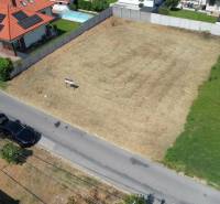TOP stavebný pozemok len 25 min od Bratislavy - Pozemky - bývanie v Blatnej na Ostrove, vedľa moderného domu so solárnymi panelmi.