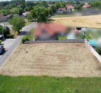 TOP stavebný pozemok len 25 min od Bratislavy - Rovnina obklopená plotom v Blatnej na Ostrove, ideálna pre pozemky - bývanie.