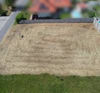 TOP stavebný pozemok len 25 min od Bratislavy - Pozemok na bývanie v Blatnej na Ostrove, ohradený pri asfaltovej ceste.