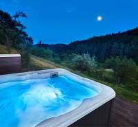 EXKLUZÍVNA PONUKA – penzión, chata alebo bývanie priamo nad Klingerom  - Nočný výhľad z terasy rodinného domu v Banskej Štiavnici na Klingeri s jacuzzi a lesom.