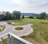 | 2-izbový byt s parkovaním v NOVOSTAVBE | Trenčín  - Pohľad na križovatku a zeleň z Odevnej ulice v Trenčíne.