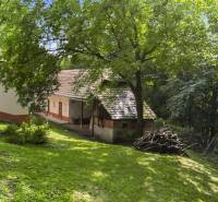 Rodinný dom na polosamote v krásnom prostredí v Brezovej pod Bradlom - Rodinný dom na Dzurákovci v Brezovej pod Bradlom obklopený zeleňou a stromami.