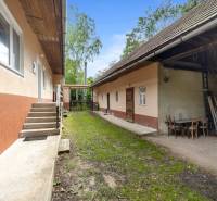 Rodinný dom na polosamote v krásnom prostredí v Brezovej pod Bradlom - Rodinný dom na ulici Dzurákovci v Brezovej pod Bradlom s dvorom a vonkajším posedením.