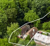 Rodinný dom na polosamote v krásnom prostredí v Brezovej pod Bradlom - Letecký pohľad na rodinný dom v Brezovej pod Bradlom na ulici Dzurákovci, obklopený lesom.