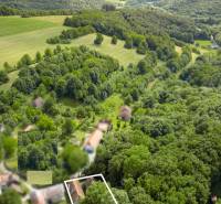 Rodinný dom na polosamote v krásnom prostredí v Brezovej pod Bradlom - Letecký pohľad na lesy a krajinu pri rodinnom dome v Brezovej pod Bradlom na ulici Dzurákovci.