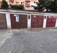 ZÁPAD Garáž ul. Považská. V blízkosti Nová Nemocnica. 17 m2. Elektrina - Garáže na Považskej ulici, Košice - mestská časť Západ s bytovkou v pozadí.