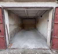 ZÁPAD Garáž ul. Považská. V blízkosti Nová Nemocnica. 17 m2. Elektrina - Otvorená garáž na Považskej ulici v Košiciach, mestskej časti Západ, s betónovou podlahou.