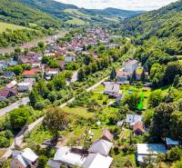 Rodinný dom na rekonštrukciu_Lúky - Lúky: panoráma rodinných domov v údolí, obklopená lesmi pri ulici Lúky.