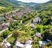 Rodinný dom na rekonštrukciu_Lúky - Lúky neďaleko železnice, obklopené kopcami, zobrazuje rozmanitosť rodinných domov v Lúkoch.