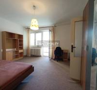 Predaj, jednoizbový byt Bratislava Staré Mesto, Svet... - Spálňa v 1-izbovom byte so vstavanou skriňou a pracovným stolom.