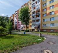  Na predaj kompletne zrekonštruovaný 3-izbový byt s balkónom v Poprade - Bytový dom na Záborského ulici v Poprade, obklopený zeleňou a chodníkmi.